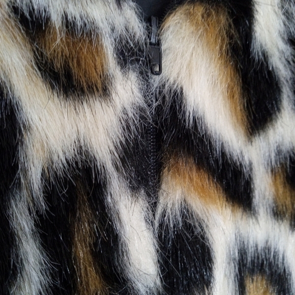 Express Chic Leopard Print Faux Fur Zip Up Vest - Picture 7 of 9